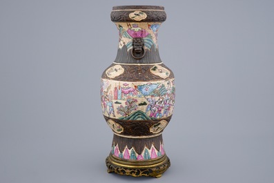 A Chinese Nanking famille rose crackle vase on bronze foot, 19th C.