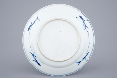 Une assiette armoiri&eacute;e en porcelaine de Chine de style Imari, Qianlong, 1&egrave;re moti&eacute; du 18&egrave;me