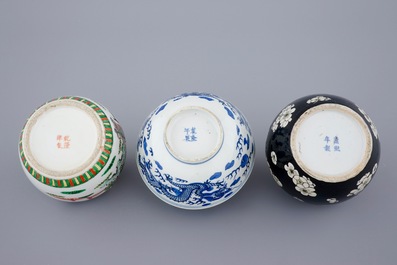 2 pots &agrave; gingembre et un bol en porcelaine de Chine en bleu et blanc, famille verte et noire, 19&egrave;me