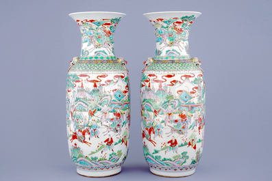 Une paire de vases en porcelaine de Chine famille verte &agrave; d&eacute;cor de guerriers, 19&egrave;me