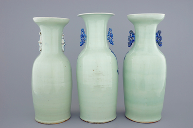 Trois vases en porcelaine de Chine en bleu et blanc sur fond c&eacute;ladon, 19&egrave;me