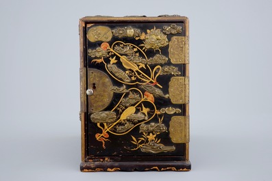 Un petit cabinet &agrave; tiroirs en lacque de Japon, Meiji, 19&egrave;me