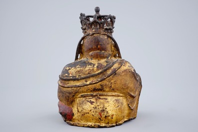 Een Chinese gelakte en vergulde bronzen gekroonde Boeddha, Ming Dynastie