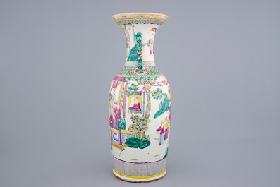 Een grote Chinese famille rose vaas met decor van ruiters, 19e eeuw