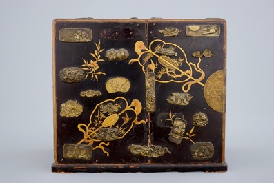 Un petit cabinet &agrave; tiroirs en lacque de Japon, Meiji, 19&egrave;me