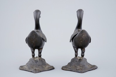 Une paire de br&ucirc;le-parfums en bronze en forme de canards, 18/19&egrave;me