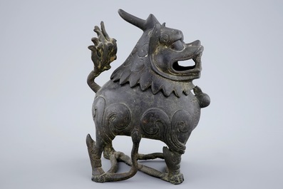 Un br&ucirc;le-parfum en bronze en forme de Qilin, Chine, fin de la Dynastie Ming