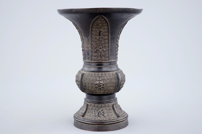 Un vase gu en bronze, Chine, fin de la Dynastie Ming