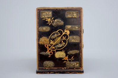 Un petit cabinet &agrave; tiroirs en lacque de Japon, Meiji, 19&egrave;me