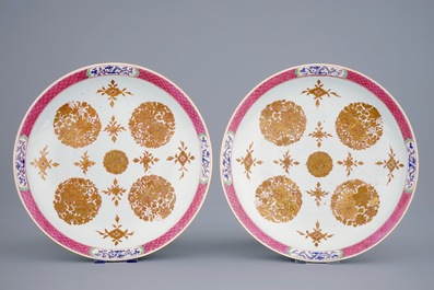 Een set van 4 grote Chinese famille rose schotels, Qianlong, 18e eeuw