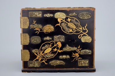 Un petit cabinet &agrave; tiroirs en lacque de Japon, Meiji, 19&egrave;me