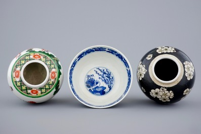 2 pots &agrave; gingembre et un bol en porcelaine de Chine en bleu et blanc, famille verte et noire, 19&egrave;me