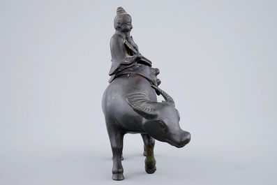 Een Chinese bronzen wierookbrander in de vorm van een wijze op een buffel, 19e eeuw