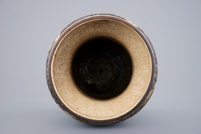 Un vase en porcelaine de Chine craquel&eacute; de Nankin &agrave; d&eacute;cor famille rose sur socle en bronze, 19&egrave;me