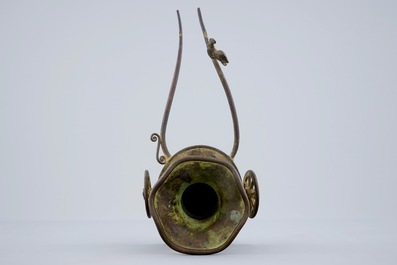 Een ongewone Chinese bronzen vaas op een basis met wielen en opspanning, late Ming to Qing Dynastie