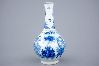 Een Chinese blauw-witte flesvormige vaas, Transitie periode, 1620-1683