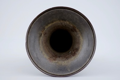 Een Chinese bronzen gu vaas, late Ming Dynastie