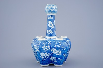 Een blauw-witte Chinese tulpenvaas met decor van prunussen, 19e eeuw