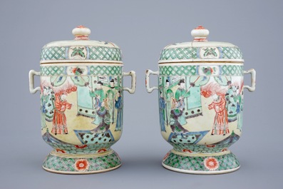 Une paire de bols et couvercles en porcelaine de Chine famille verte de style Kangxi, 19&egrave;me