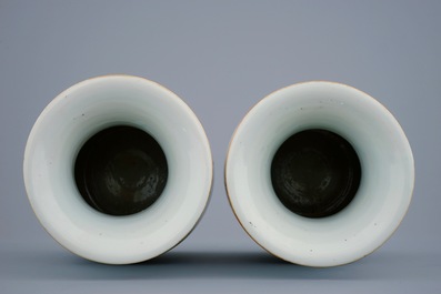 Une paire de vases en porcelaine de Chine famille rose, 19/20&egrave;me