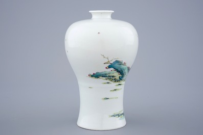 Un vase en forme de meiping en porcelaine de Chine famille rose, 19/20&egrave;me