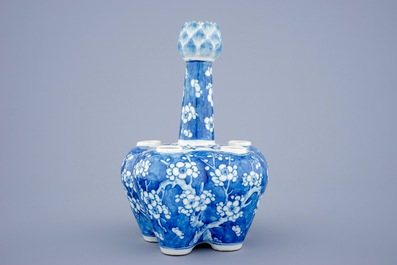 Une tulipi&egrave;re en porcelaine de Chine bleu et blanc &agrave; d&eacute;cor de prunus, 19&egrave;me