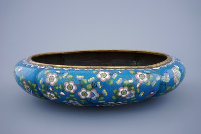 Een ovaal gelobd Chinees cloisonn&eacute; bassin, 19e eeuw