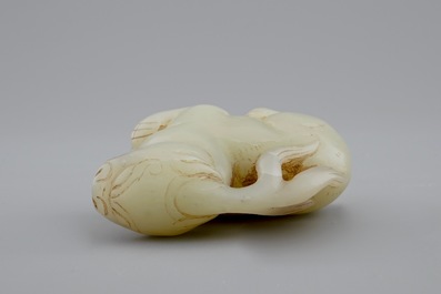 Een Chinees celadon jade snijwerk van een mythologisch hert, 18/19e eeuw