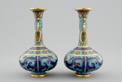 Une paire de vases de forme bouteille en cloisonn&eacute; chinois, 18/19&egrave;me