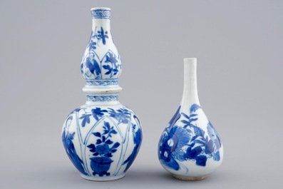 Deux vases miniatures en porcelaine de Chine bleu et blanc, Kangxi