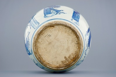 A Chinese blue and white fish bowl with large figures, 18/19th C.