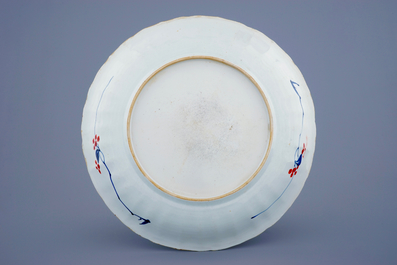 Un grand plat en porcelaine de Chine famille verte aux armes d'Artoys, Kangxi/Yongzheng, ca. 1720