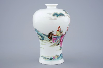 Un vase en forme de meiping en porcelaine de Chine famille rose, 19/20&egrave;me
