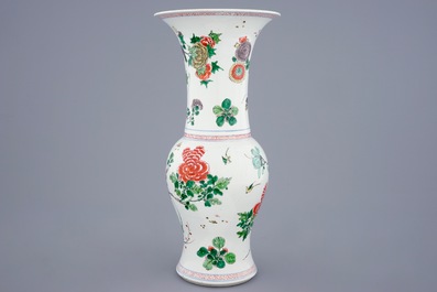 Un vase en porcelaine de Chine famille verte aux fleurs et oiseaux, Kangxi
