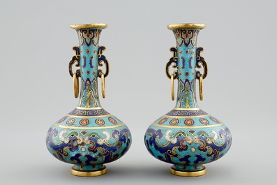 Une paire de vases de forme bouteille en cloisonn&eacute; chinois, 18/19&egrave;me