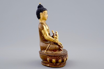 Een Sino-Tibetaanse bronzen figuur van Boeddha, 19/20e eeuw