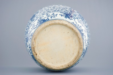 A Chinese blue and white flower scroll fish bowl, 19th C.