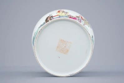 Un vase en forme de meiping en porcelaine de Chine famille rose, 19/20&egrave;me