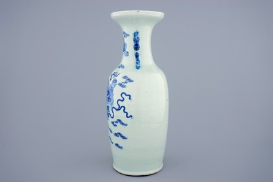 Un vase en porcelaine de Chine en bleu et blanc sur fond c&eacute;ladon aux chiens de fo, 19&egrave;me