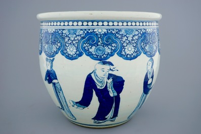 A Chinese blue and white fish bowl with large figures, 18/19th C.