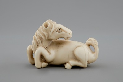 A signed Japanese ivory netsuke of a horse, 19th C.