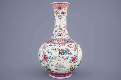 Een Chinese famille rose flesvormige vaas met kostbaarhedendecor, 19/20e eeuw