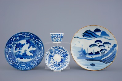 Een theepot, twee borden en een kop met schotel in Japans Arita en Imari porselein, 17/18e eeuw