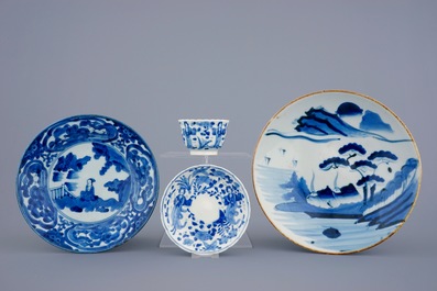 Une th&eacute;i&egrave;re, deux assiettes et une tasse et soucoupe en porcelaine de Japon Arita et Imari, 17/18&egrave;me