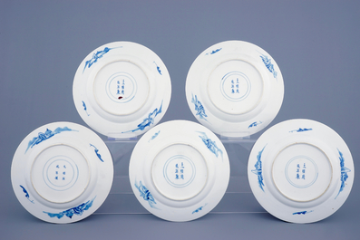 Een set van 5 grote blauw-witte Chinese borden met Chenghua 6-karaktermerk, Kangxi