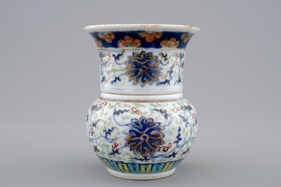 A Chinese doucai two-part vase with lotus scrolls, 19/20th C.