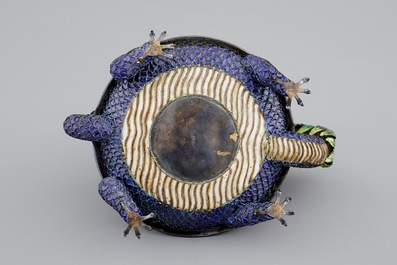 Een Chinese wierookbrander van ge&euml;mailleerd zilver en jade, 19/20e eeuw
