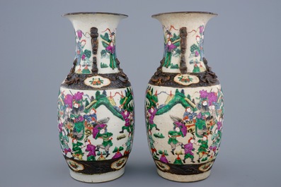 Une paire de vases en porcelaine de Chine famille rose, dit &quot;de Nankin&quot;, 19&egrave;me