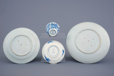 Une th&eacute;i&egrave;re, deux assiettes et une tasse et soucoupe en porcelaine de Japon Arita et Imari, 17/18&egrave;me