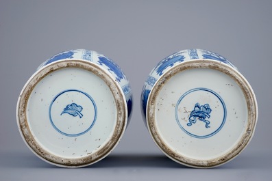 Een paar grote blauw-witte Chinese dekselvazen, Kangxi